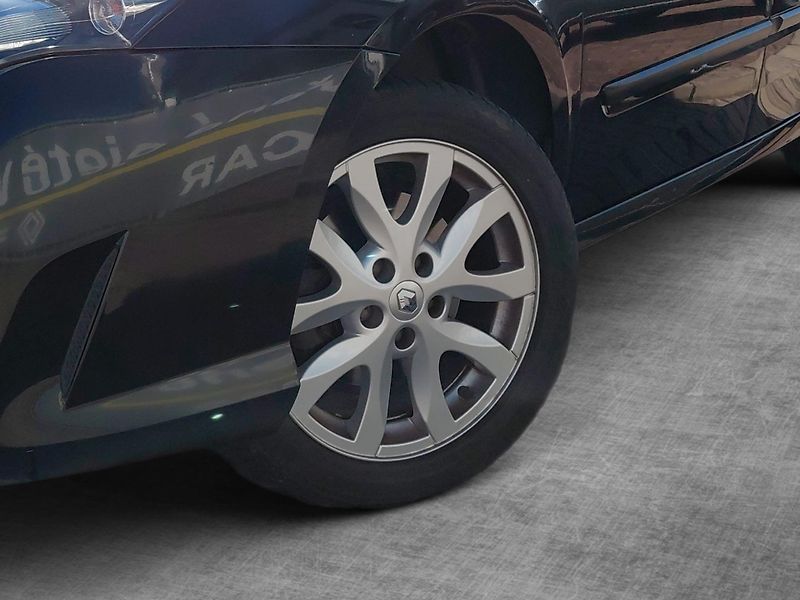 Renault Laguna 2,0 dCi 110 kW Dynamique 1.maj - fotka 10 z 24
