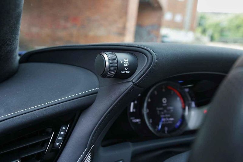 Lexus LS 500.