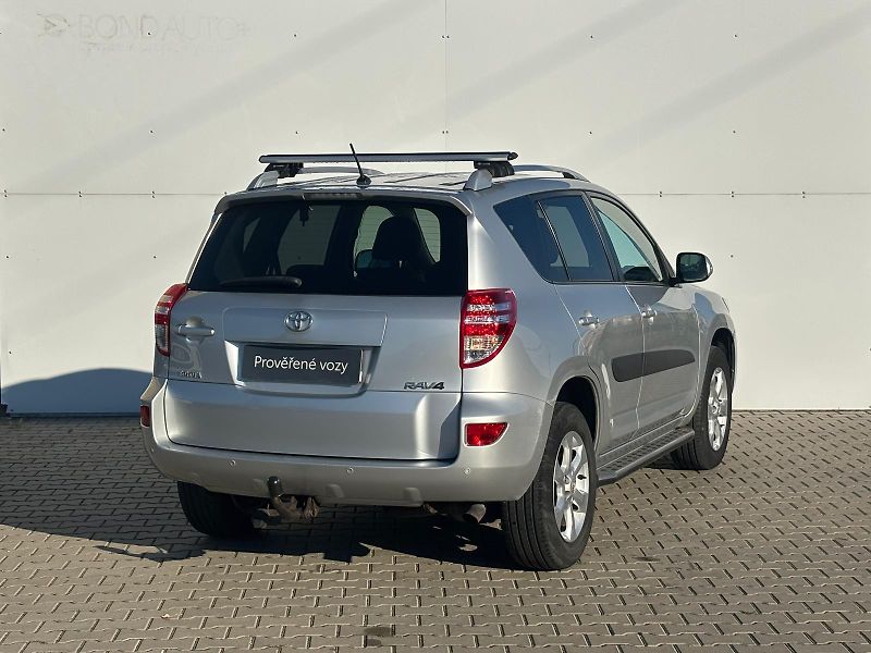 Toyota RAV4 2.2 D-4D 4x4 110kW - fotka 2 z 27
