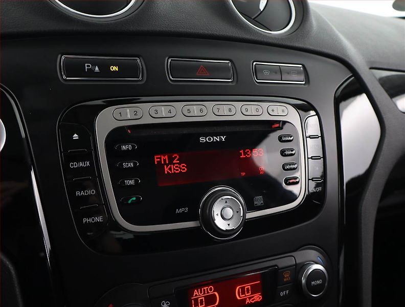 Ford Mondeo (2011) 1.6 EcoBoost, Xenony, Tempomat - fotka 16 z 21