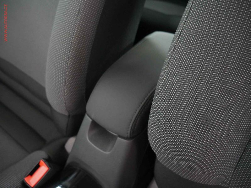 Citroën C4 Cactus (2018) 1.2 PT, 2.maj,ČR, servis - fotka 17 z 19