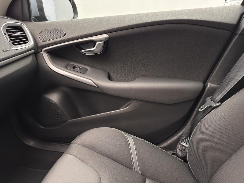 Volvo V40 T2 MOMENTUM AUT  - fotka 22 z 41