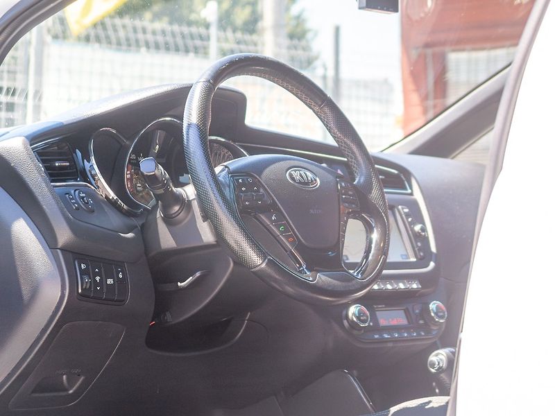 Kia Ceed (2017) GT Line 1.6D 100KW MAT – NAVI - fotka 13 z 50