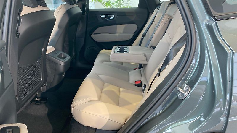 Volvo XC60 (2026) PLUS DARK, B5 AWD, 184+10 kW / - fotka 11 z 13