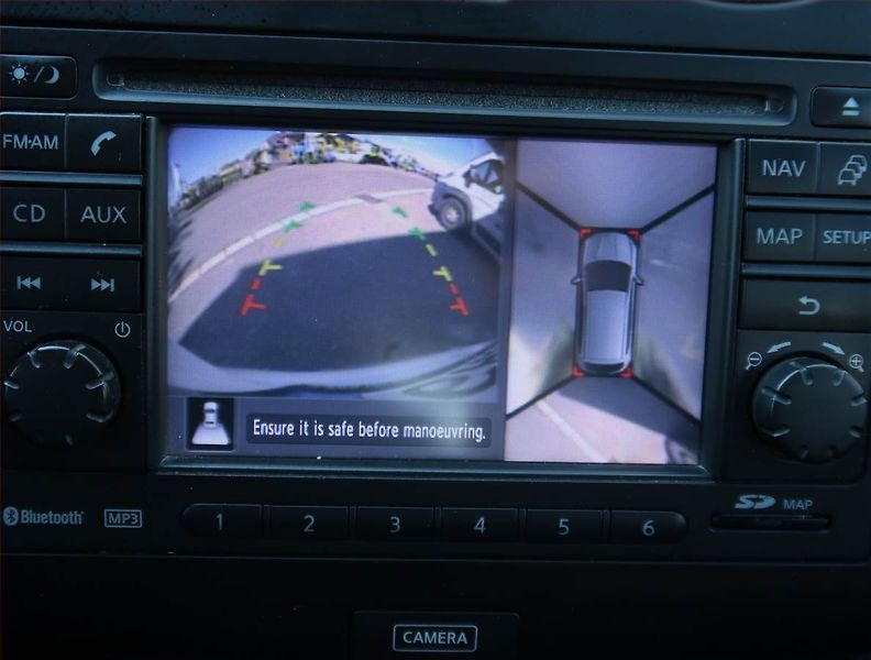 Nissan Qashqai (2012) Acenta 1.6 dCi, 4X4, 7 míst - fotka 19 z 22