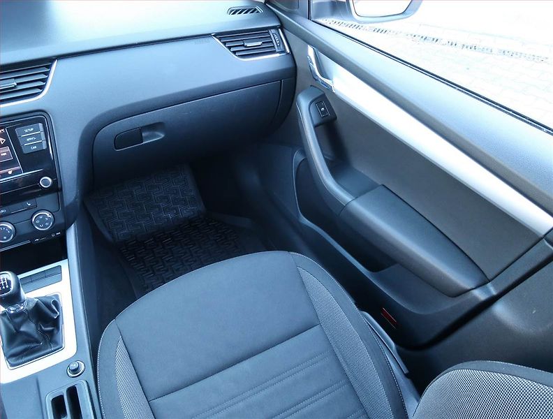 Škoda Octavia (2017) 2.0 TDI, Tempomat - fotka 8 z 16