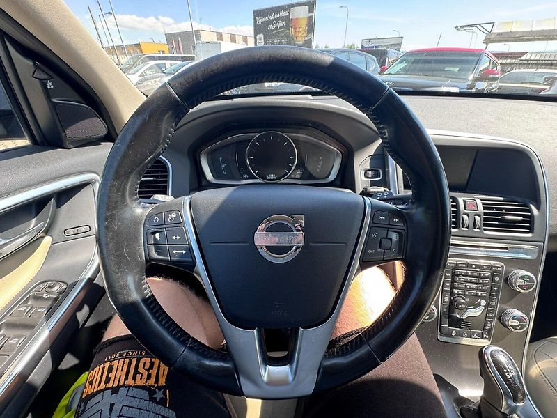 Volvo XC60 (2015) 4X4 2,4 D5 158 KW SUMMUM ČR - fotka 26 z 50
