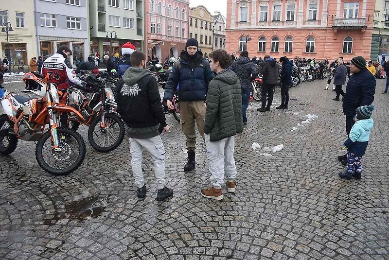 Tradiční Vánoční vyjížďka motorkářů zasněženým Krnovem na Štědrý den 24. 12. 2023
