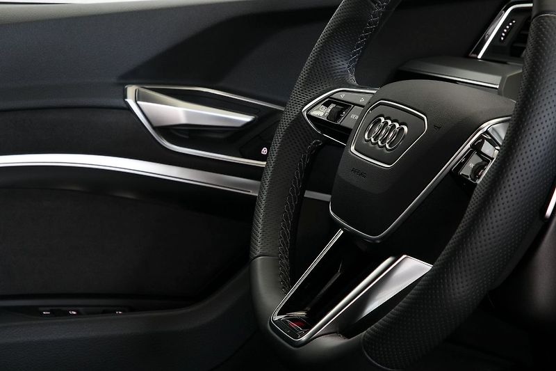 Audi e-tron 55 300kW Kessy Kamera Tažné - fotka 17 z 33