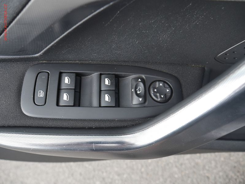 Peugeot 2008 (2015) 1.2PT, Allure - fotka 12 z 15