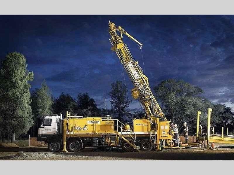 Tatra Force 8x8 – vozidlo pro přepravu potrubí.