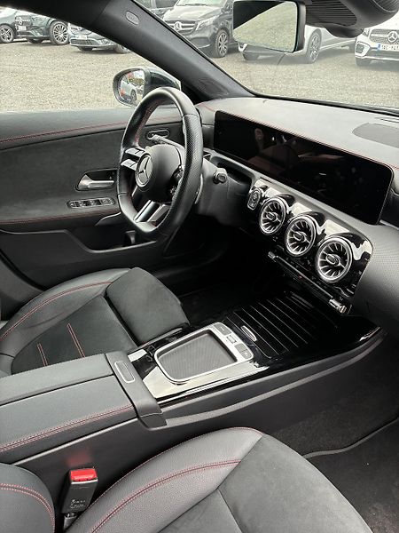 Mercedes-Benz CLA (2024) 200d shooting brake - fotka 6 z 14