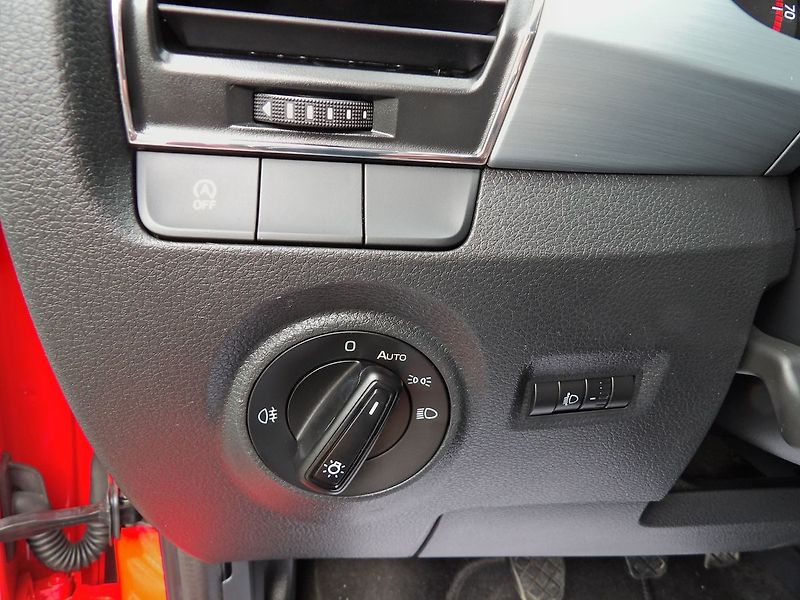 Škoda Fabia 1.0MPi Ambition Auto AC - fotka 17 z 30
