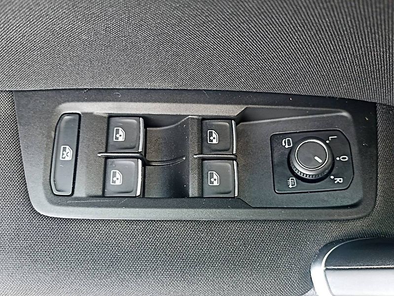 Volkswagen Touran (2023) 2.0 TDI DSG Highline Webasto - fotka 12 z 35