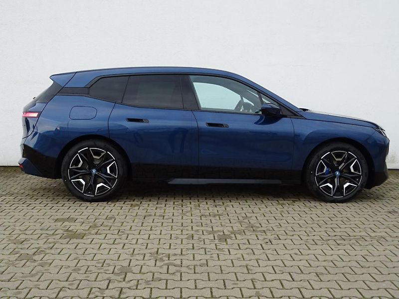 BMW iX xDrive40 - fotka 5 z 7