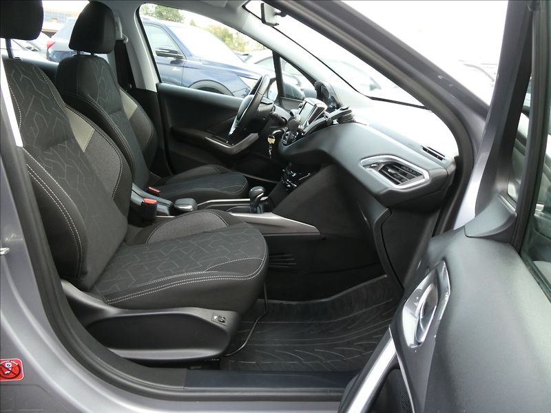 Peugeot 2008 1,2 PureTech 81kW AUTOMAT, ČR - fotka 22 z 38