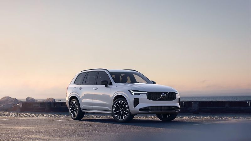 Volvo XC90 (2026) B5 AWD AUT DARK PLUS 7míst - fotka 2 z 11