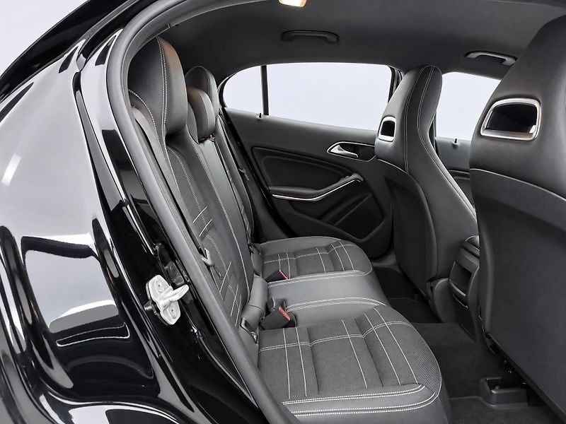 Mercedes-Benz GLA 1,6 180 90kW Xenon Navi - fotka 13 z 24