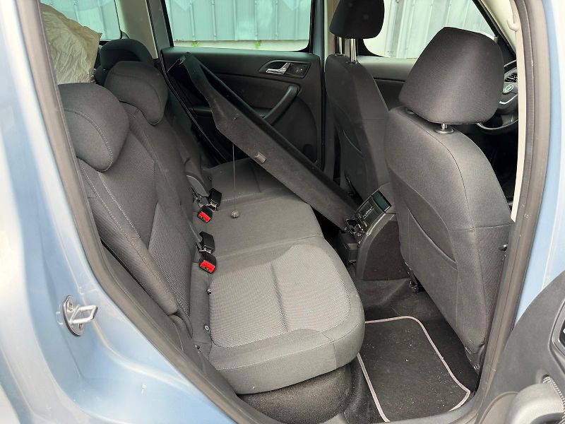 Škoda Yeti  2,0 TDI servis.k + sada pneu  - fotka 15 z 31