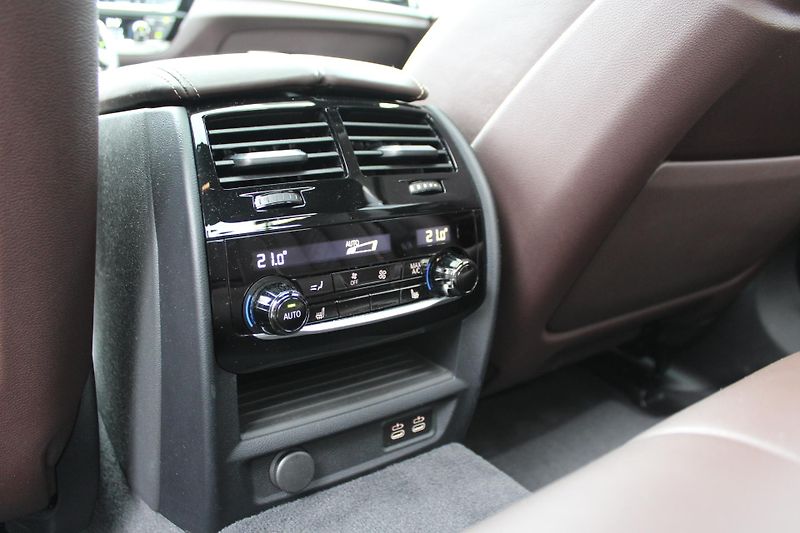 BMW Řada 5 M550i xDrive Sedan - fotka 25 z 28