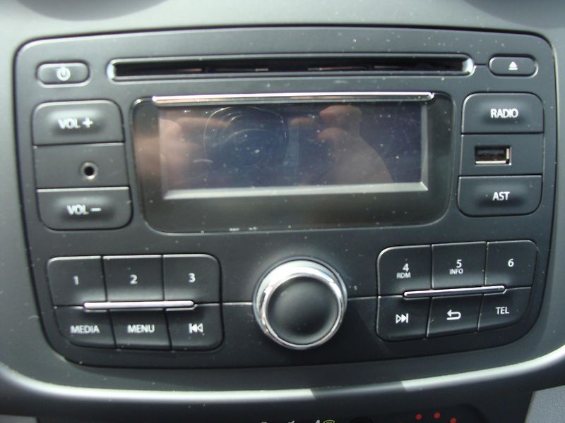 Dacia Logan 1.2i, klima - fotka 12 z 22
