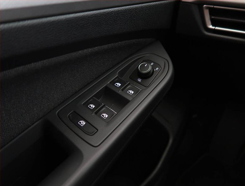 Volkswagen Golf (2023) Life 2.0 TDI, Automat - fotka 19 z 23