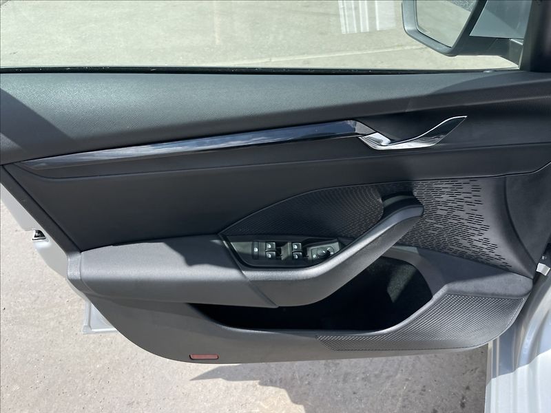 Škoda Octavia 2,0 TDI Combi Ambition Plus TA - fotka 14 z 23