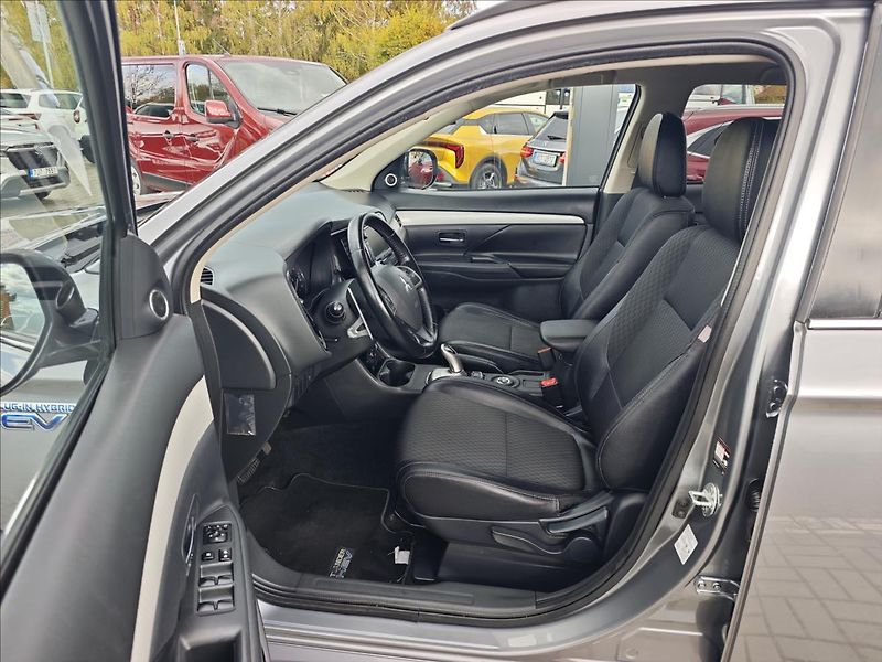 Mitsubishi Outlander 2,0 Plug-in HYBRID  4x4 INTENS - fotka 10 z 22