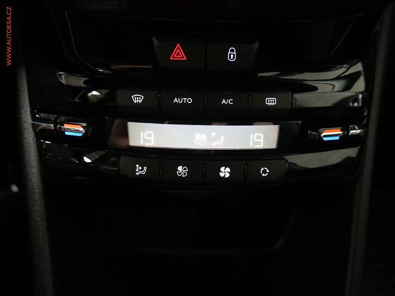 Peugeot 2008 (2017) 1.2 PT, 2.maj,ČR, servis - fotka 16 z 17
