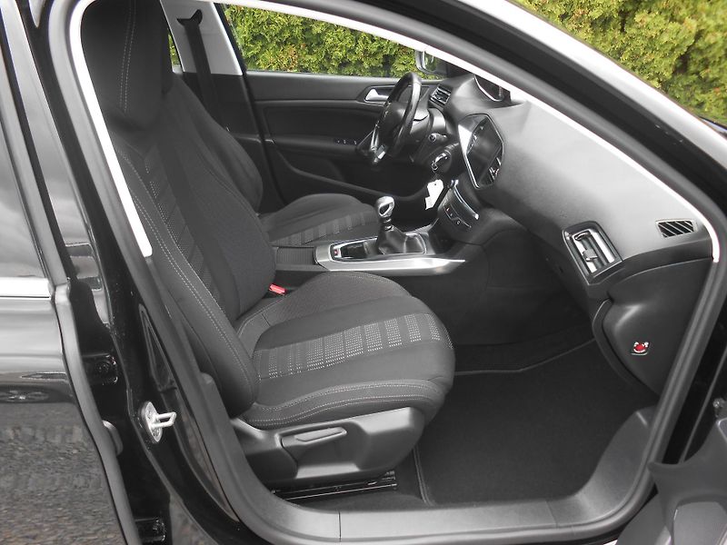 Peugeot 308 1.6HDi, KAMERA,NAVI,FULL LED! - fotka 18 z 40