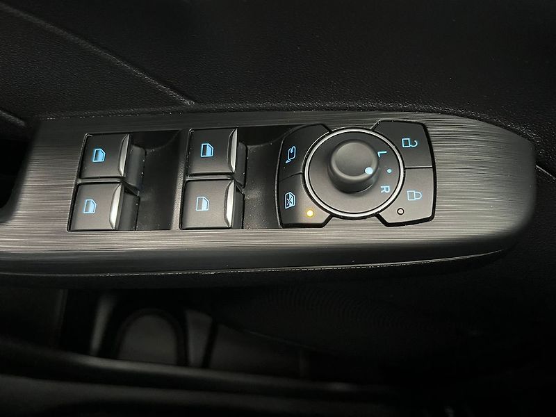 Ford Kuga 2.5 Duratec HEV TITANIUM - fotka 33 z 51