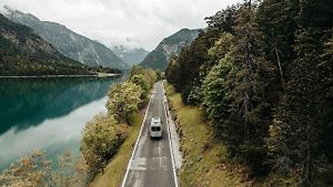 Speciální navigace pro karavany vás spolehlivě povede silnicemi, kde nebudete mít problém projet.
