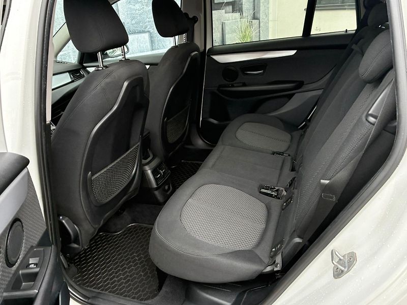 BMW Řada 2 (2017) 220i GT, 141KW, 7 MÍST - fotka 22 z 25