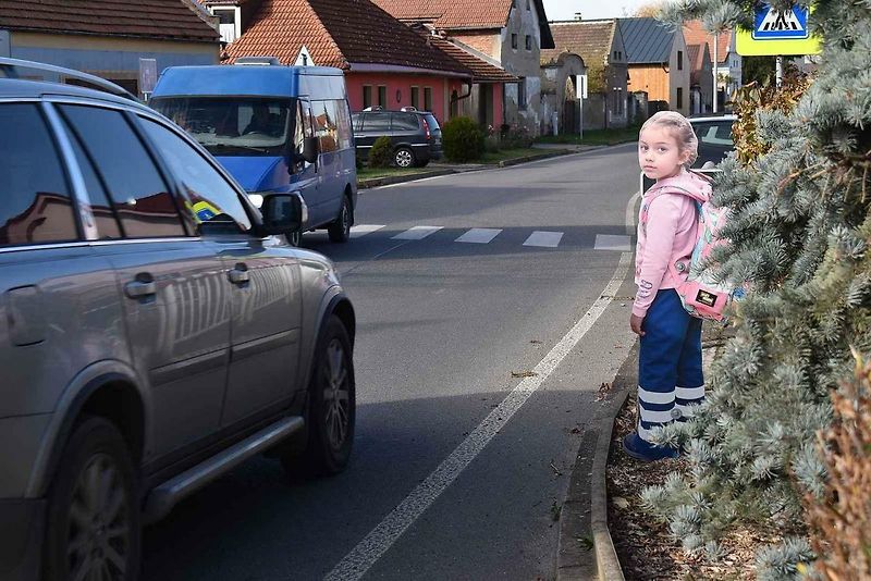 Maketa školačky u silnice před školou v Vysoké.