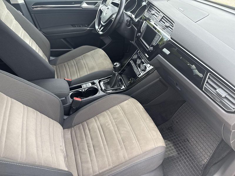 Volkswagen Touran (2016) 2.0 TDI Highline - fotka 9 z 32