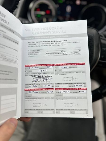 Toyota Camry (2021) 2.5 HEV EXECUTIVE AUTOMAT - fotka 36 z 37