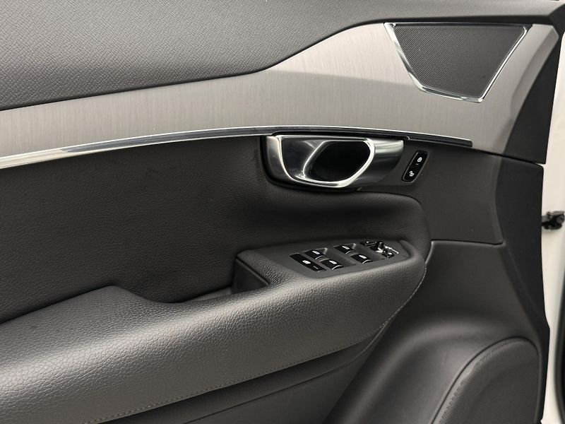 Volvo XC90 B5 AWD MOMENTUM AUT - fotka 27 z 42