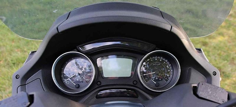 Piaggio MP3 500ie Sport LT (vlevo) a Piaggio Medley 125ie.