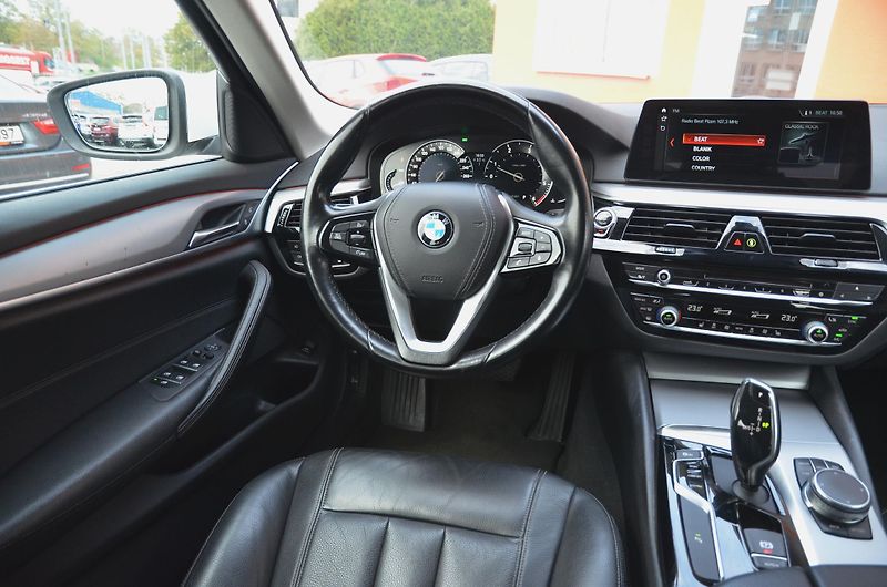 BMW Řada 5 (2017) 520d xDrive 140kW / ČR / DPH  - fotka 18 z 36