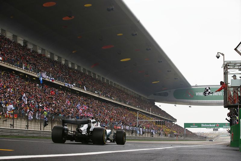 F1 2017 GP Číny - Lewis Hamilton (Mercedes) se svým týmem mechaniků a inženýrů