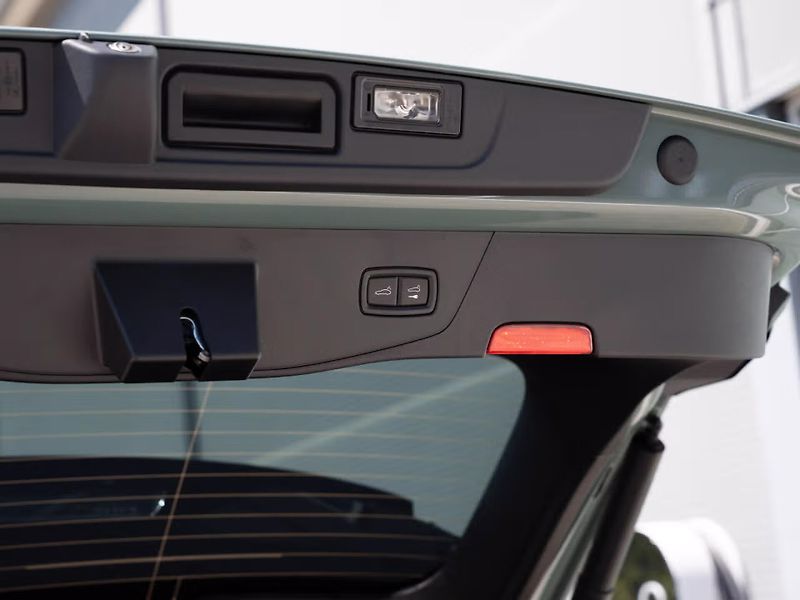 Porsche Cayenne Electric Pano HuD Venti HD-Mat - fotka 23 z 23