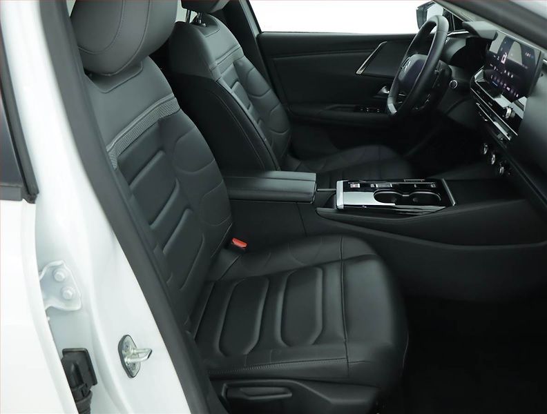 Citroën C5 X (2022) 1.2 PureTech - fotka 9 z 16