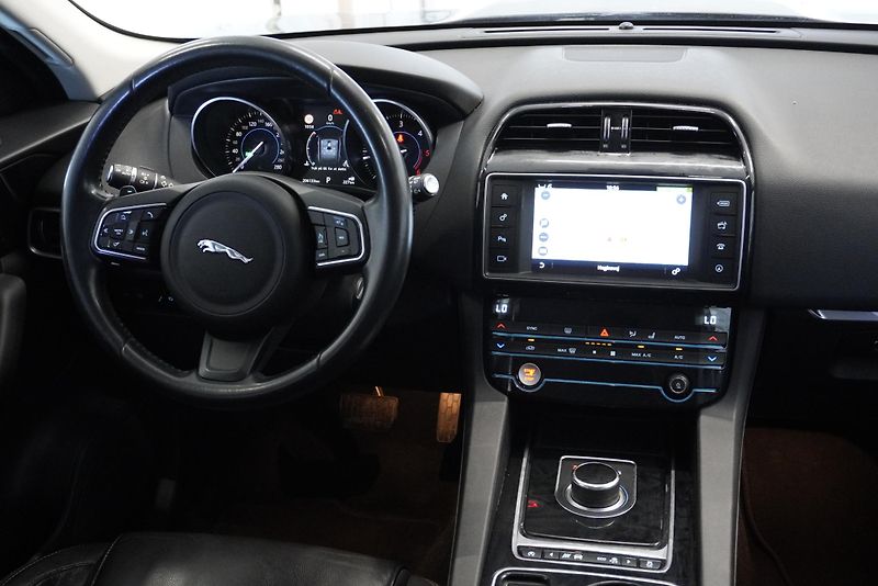 Jaguar F-Pace 2.0D 132kW PRESTIGE - fotka 21 z 28