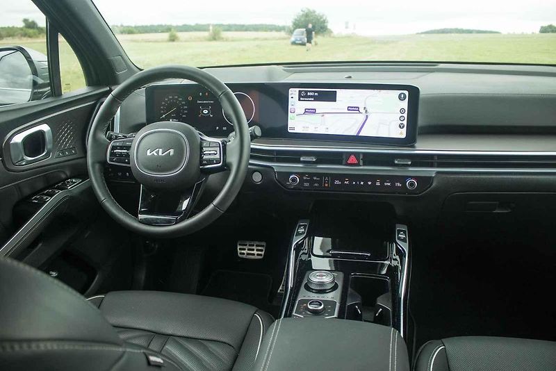 Obří a pohodlná, nebo malá a šikovná? Sorento a Pivanto představují opačné póly modelové řady Kia.