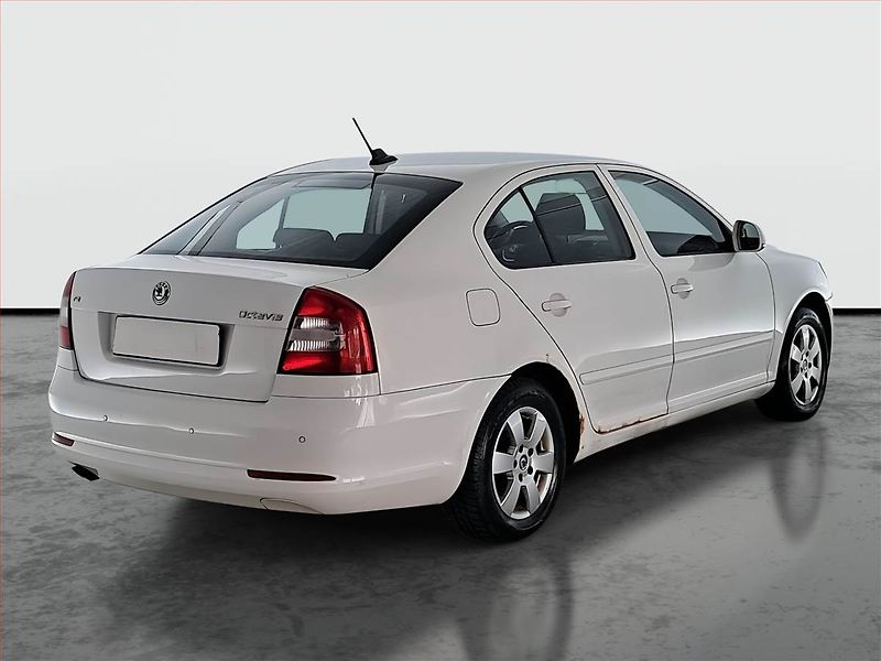 Škoda Octavia (2012) 1.4 TSI, rezervace - fotka 5 z 17