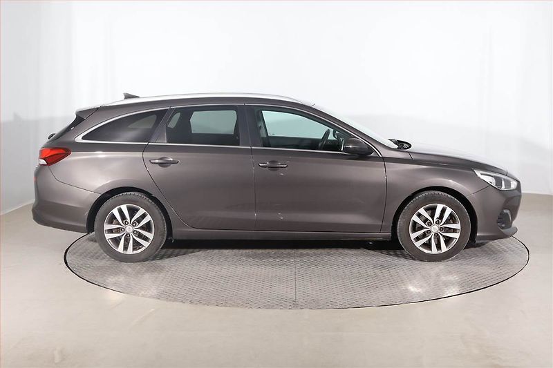 Hyundai i30 (2019) Family 1.4 T-GDI, Serv.kniha - fotka 6 z 22