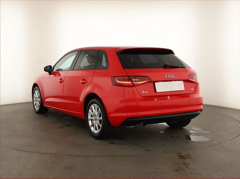 Audi A3 (2016) 1.6 TDI, Navi, Bi-Xenony - fotka 4 z 13