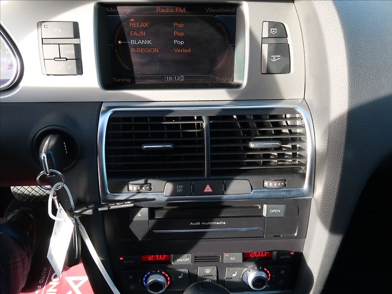 Audi Q7 3,0 TDi,176kW,NovéČR,7míst - fotka 13 z 31