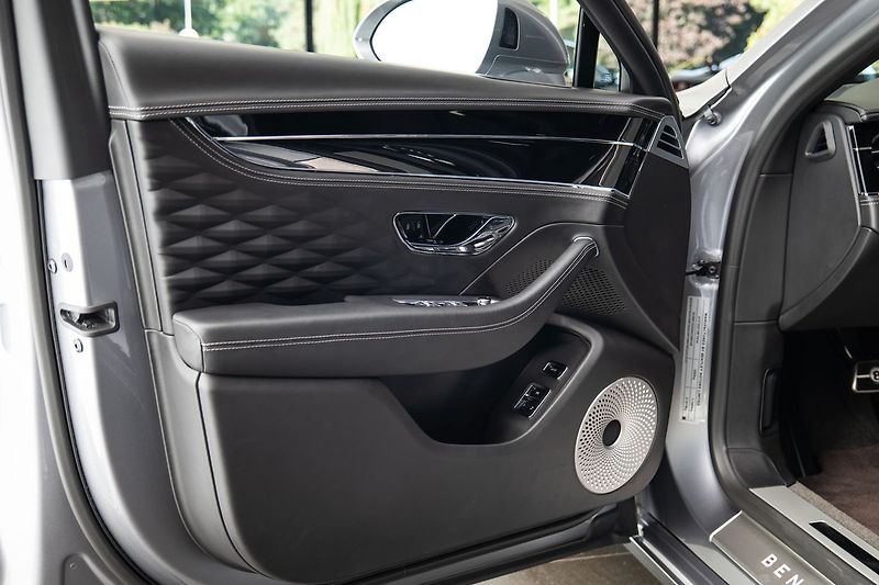 Bentley Flying Spur W12 360/LED/Pano/Ventilovaná a - fotka 7 z 27