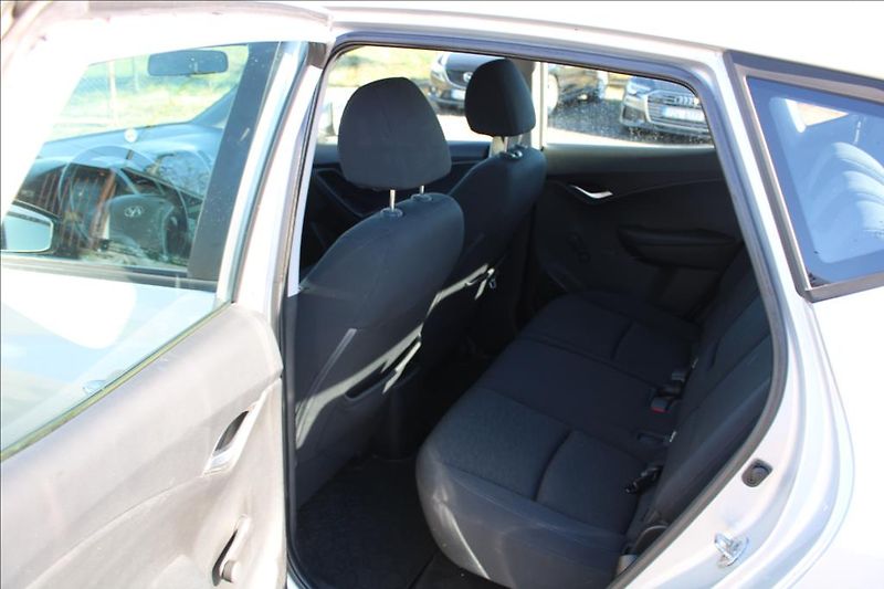 Hyundai ix20 1,4 i  ČR, DIG. KLIMA, ASR - fotka 11 z 25